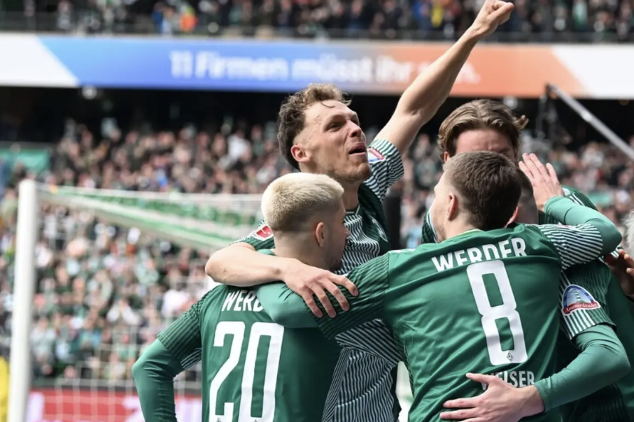 开云体育-今晨突围战来临；多特蒙德围绕西甲单刀错失；话题不断；资深球员宣示担当(实况足球多特蒙德)